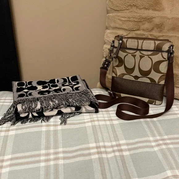 Vintage Y2K Coach signature Reversible scarf and Coach signature messenger bag - Picture 2 of 4